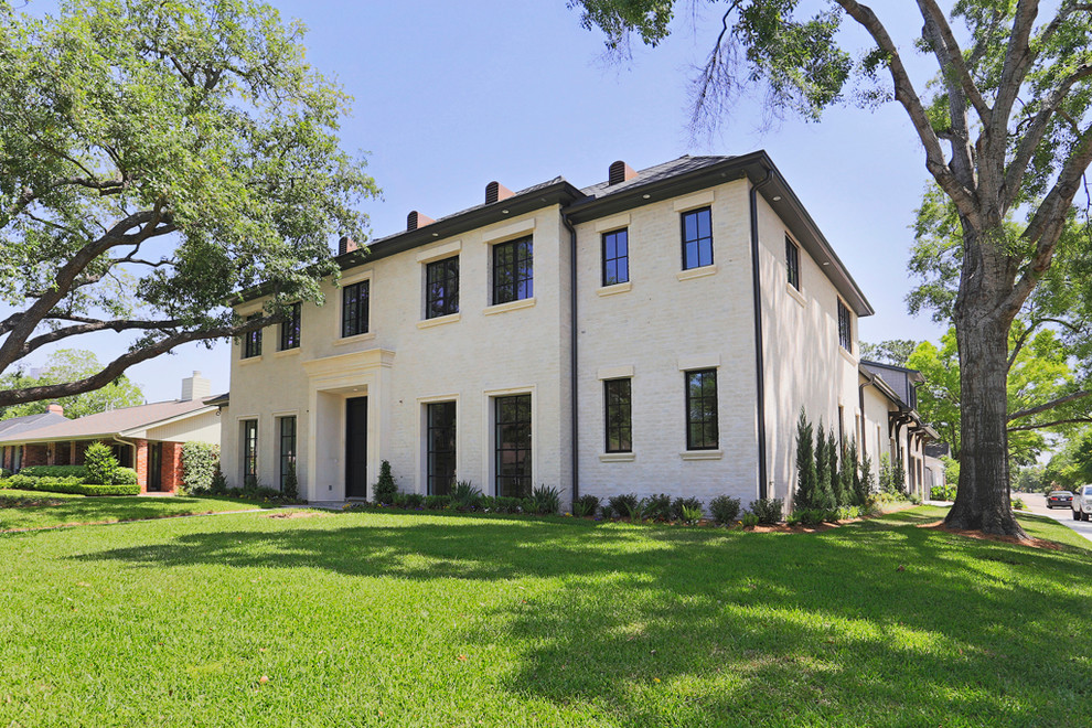 Geräumiges, Zweistöckiges Klassisches Einfamilienhaus mit Backsteinfassade, weißer Fassadenfarbe und Walmdach in Houston