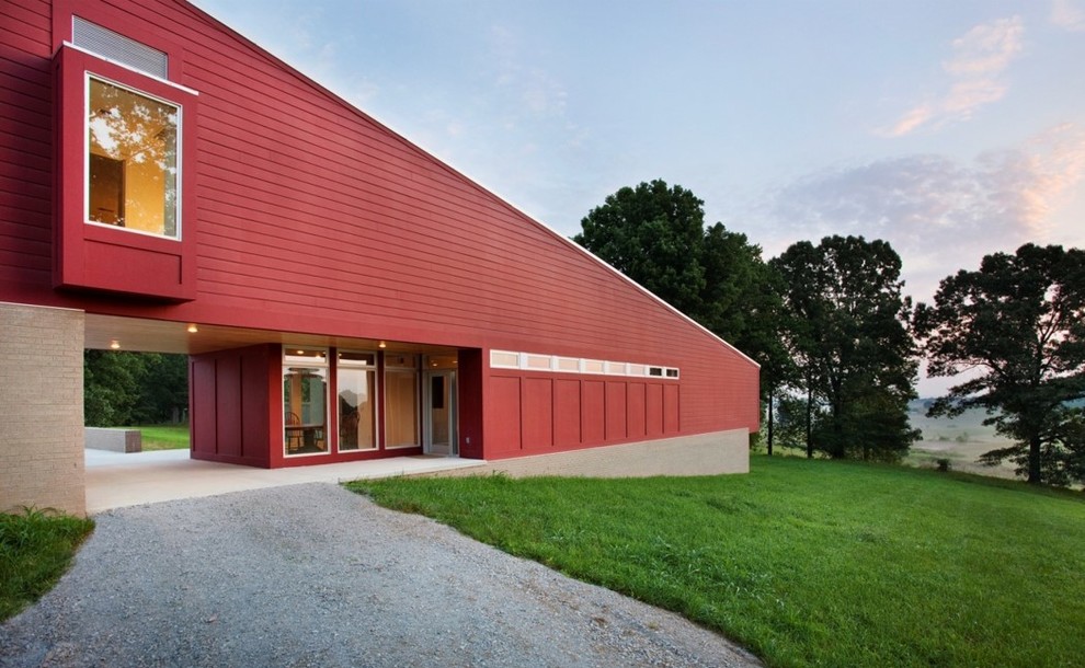Источник вдохновения для домашнего уюта: двухэтажный, красный дом среднего размера в стиле модернизм с комбинированной облицовкой и двускатной крышей