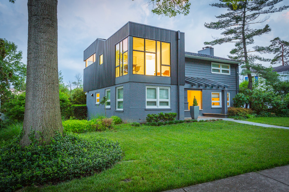 Стильный дизайн: двухэтажный, серый дом в стиле модернизм с облицовкой из металла - последний тренд