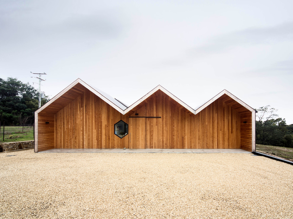 Свежая идея для дизайна: большой, одноэтажный, деревянный, коричневый дом в современном стиле с двускатной крышей - отличное фото интерьера