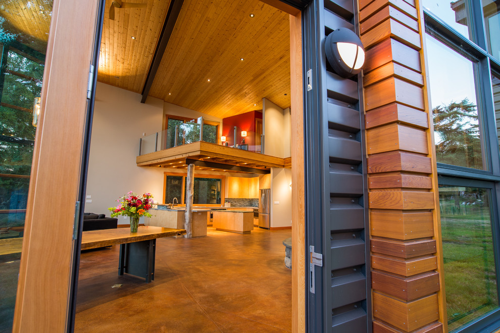 Großes, Zweistöckiges Modernes Haus mit Glasfassade, brauner Fassadenfarbe und Pultdach in Seattle