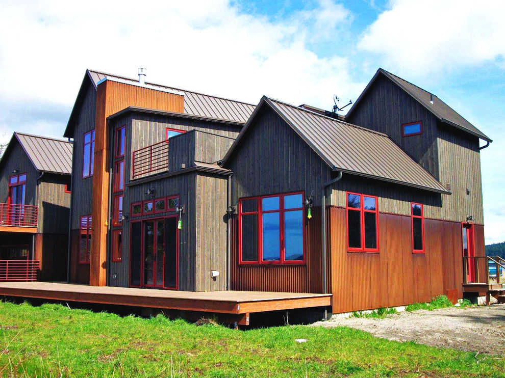 Foto de fachada de casa gris rural de tamaño medio de dos plantas con revestimiento de metal, tejado a dos aguas y tejado de metal