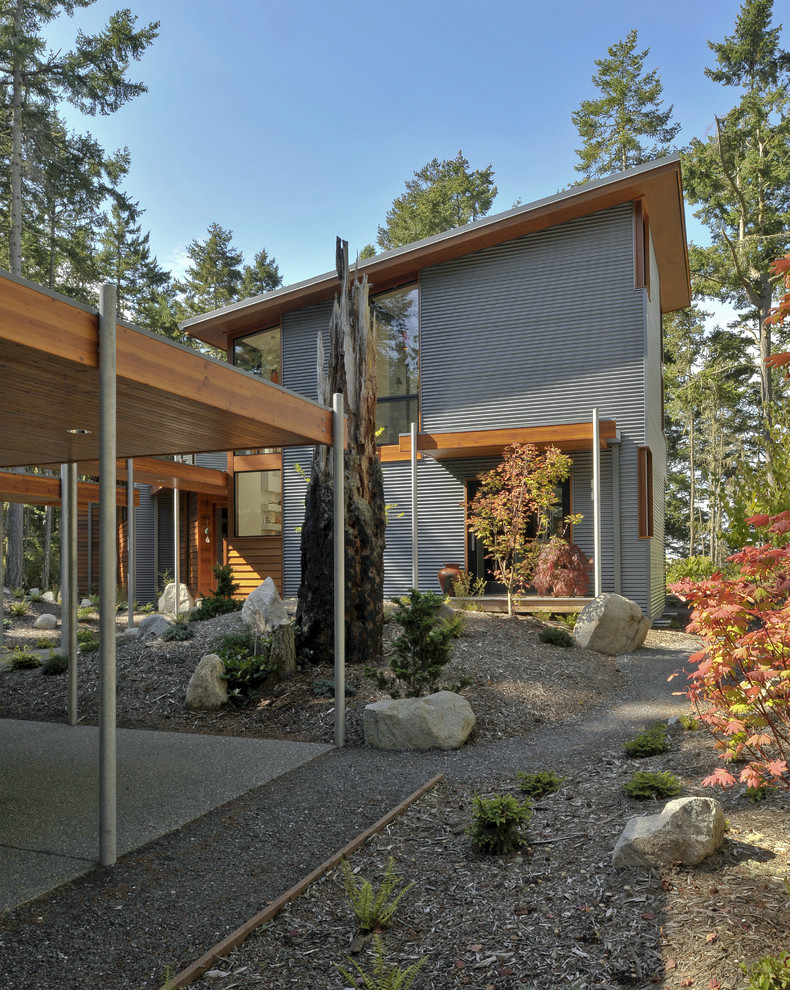 Réalisation d'une grande façade de maison métallique design à un étage avec un toit en appentis.