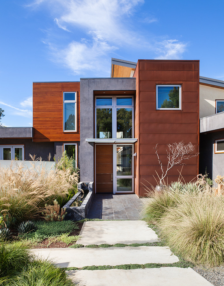 Großes, Dreistöckiges Modernes Einfamilienhaus mit Betonfassade, grauer Fassadenfarbe und Flachdach in San Francisco