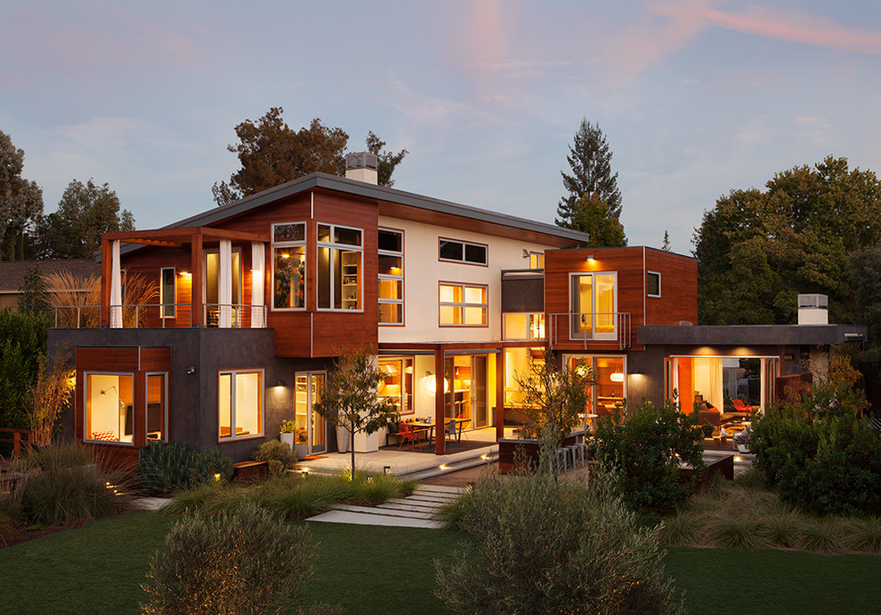 Свежая идея для дизайна: двухэтажный, деревянный, бежевый частный загородный дом среднего размера в современном стиле с плоской крышей - отличное фото интерьера