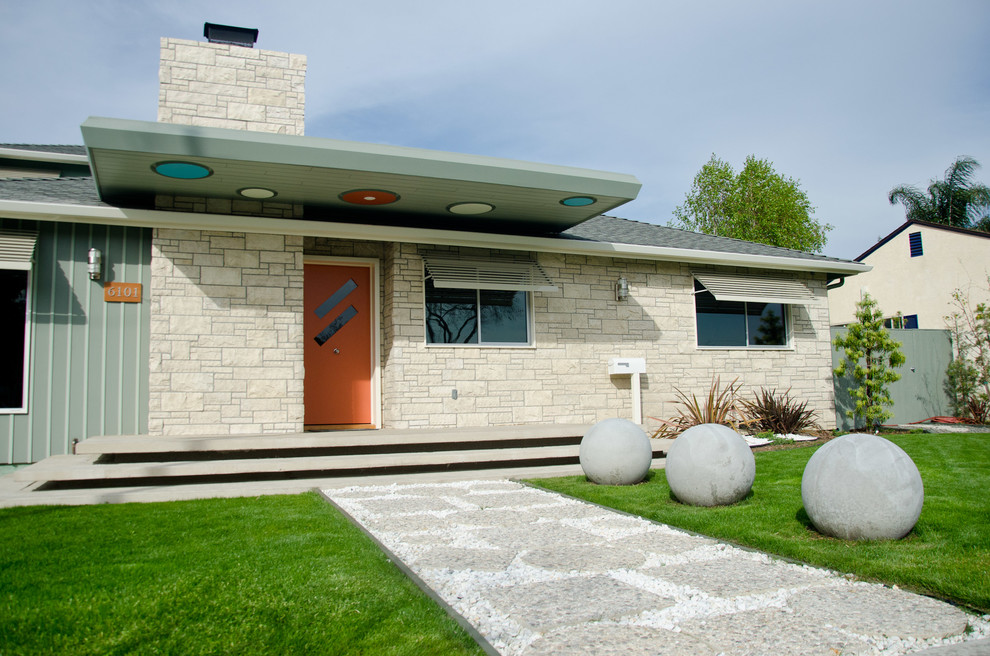 Foto della facciata di una casa moderna a un piano con tetto a padiglione