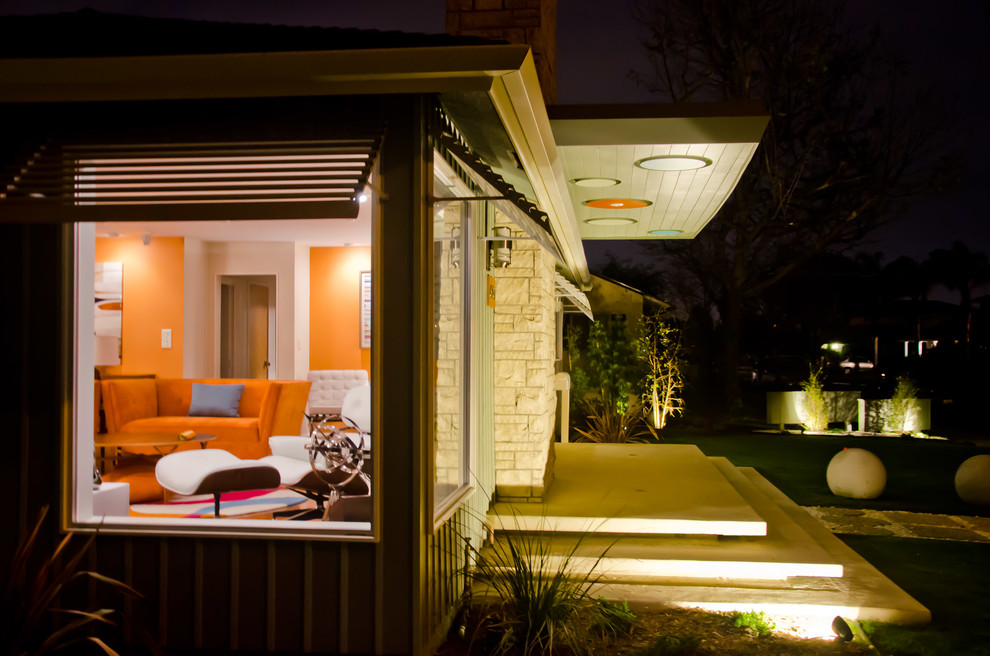 This is an example of a retro house exterior in Los Angeles.