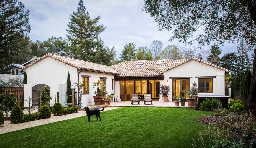 Einstöckiges Mediterranes Einfamilienhaus mit Putzfassade, weißer Fassadenfarbe, Satteldach und Ziegeldach in Santa Barbara