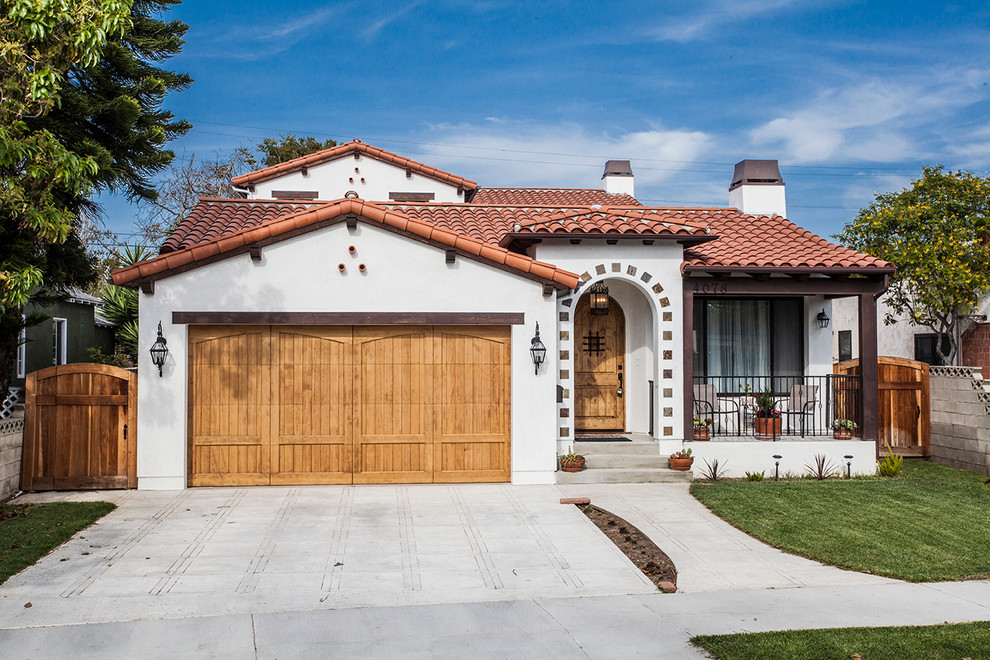 ロサンゼルスにある地中海スタイルのおしゃれな白い家 (漆喰サイディング) の写真