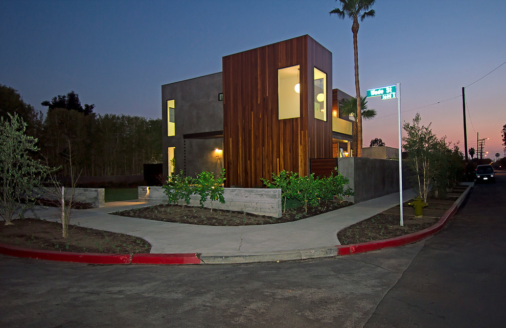 Contemporary exterior home idea in Los Angeles