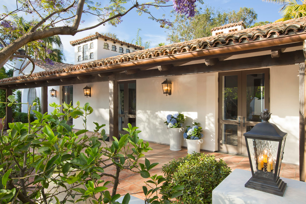 Zweistöckiges Mediterranes Haus mit Putzfassade, weißer Fassadenfarbe und Satteldach in Los Angeles