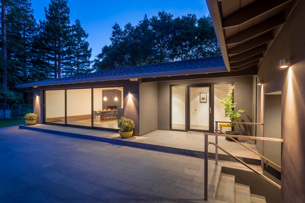 Réalisation d'une façade de maison grise minimaliste de taille moyenne et de plain-pied avec un revêtement mixte, un toit à deux pans et un toit en shingle.