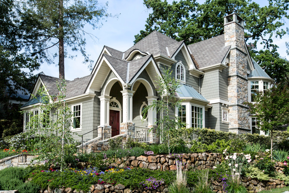 Aménagement d'une grande façade de maison verte à deux étages et plus avec un revêtement mixte.
