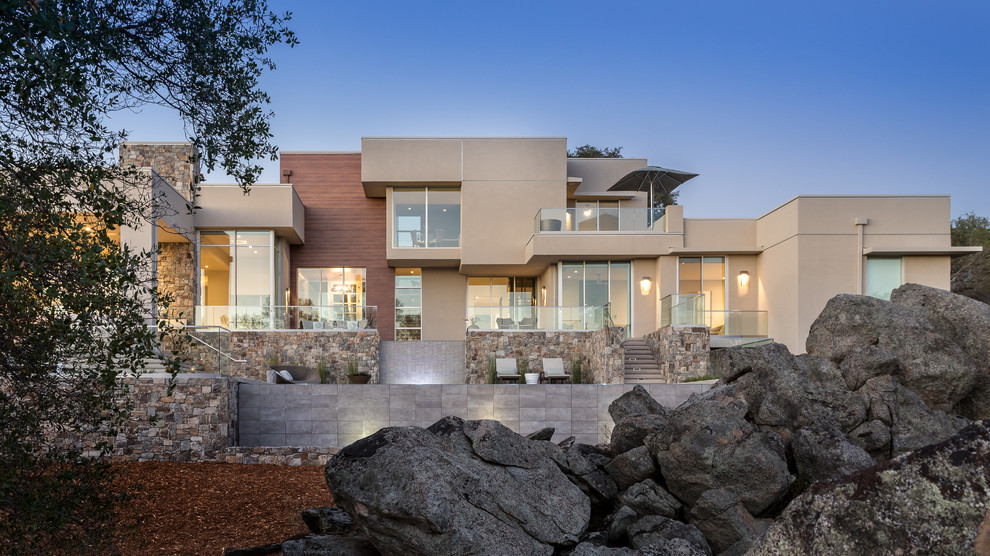 Großes, Zweistöckiges Modernes Einfamilienhaus mit Mix-Fassade, weißer Fassadenfarbe und Flachdach in Sacramento