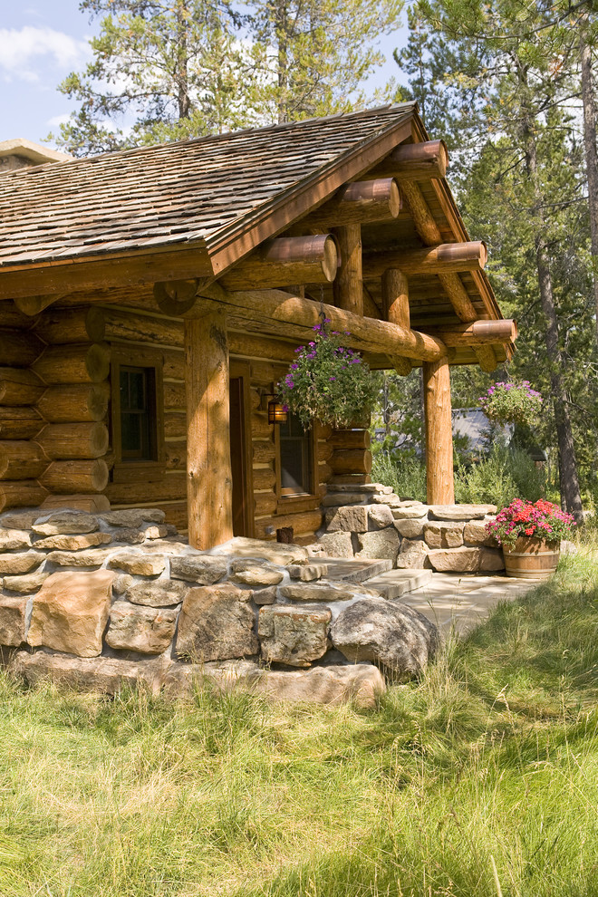 Cette photo montre une façade de maison montagne en bois de plain-pied avec un toit à deux pans.