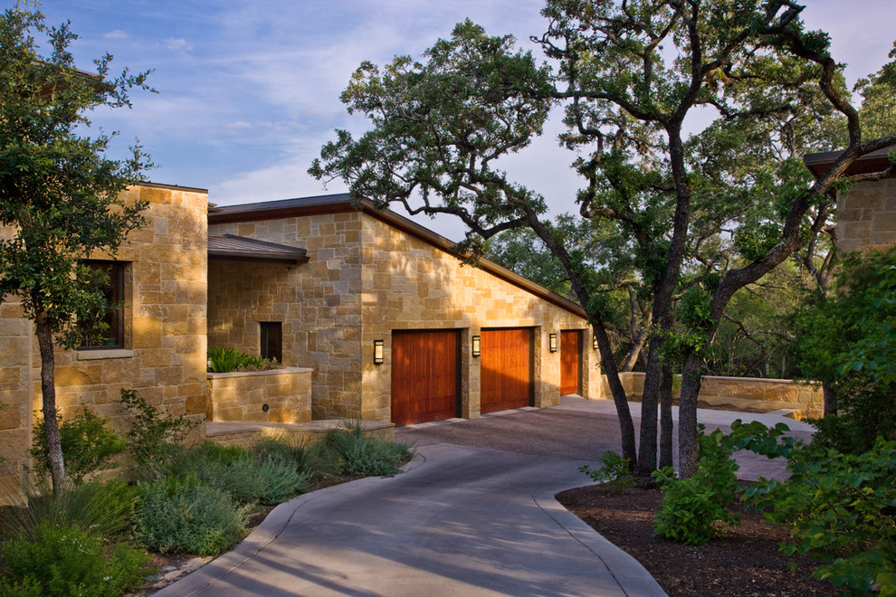 Modernes Haus mit Steinfassade und beiger Fassadenfarbe in Austin