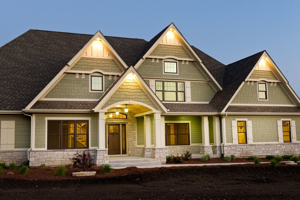 Idée de décoration pour une grande façade de maison verte craftsman à un étage avec un revêtement mixte et un toit à deux pans.