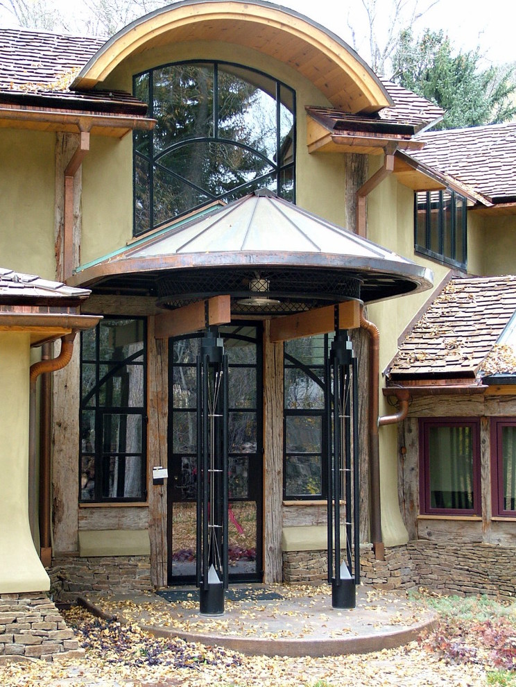 Idées déco pour une façade de maison verte éclectique en stuc de taille moyenne et à un étage avec un toit à deux pans.
