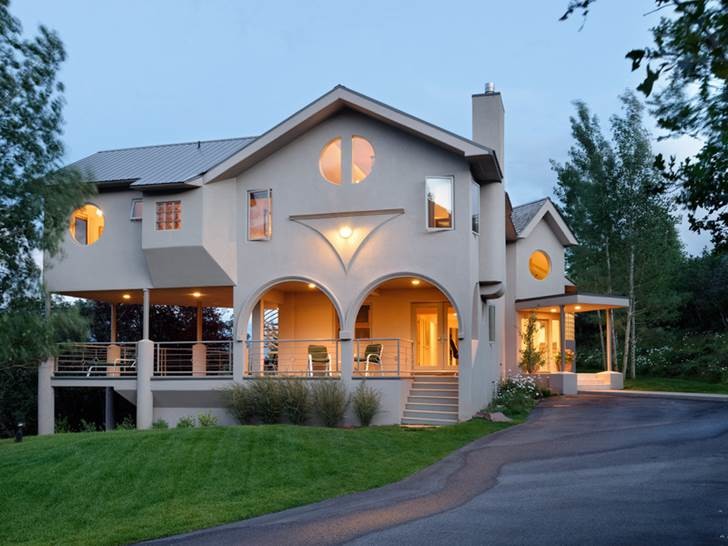 Источник вдохновения для домашнего уюта: двухэтажный, бежевый, большой дом в стиле модернизм с облицовкой из цементной штукатурки и двускатной крышей