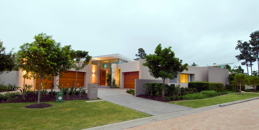 Großes, Einstöckiges Modernes Haus mit weißer Fassadenfarbe in Brisbane
