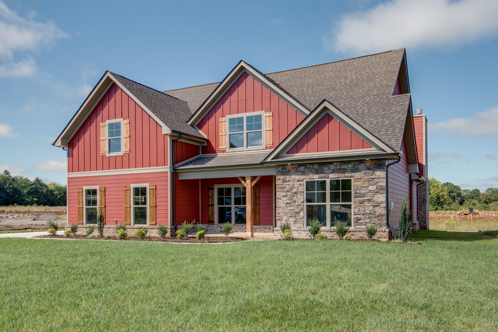 Inspiration pour une façade de maison rouge craftsman en panneau de béton fibré de taille moyenne et à un étage avec un toit à deux pans et un toit en shingle.