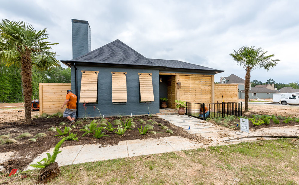 Diseño de fachada de casa azul retro de tamaño medio de una planta con tejado de teja de madera