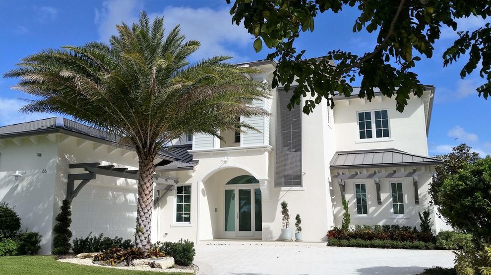 На фото: огромный, двухэтажный, белый частный загородный дом в морском стиле с облицовкой из самана и металлической крышей