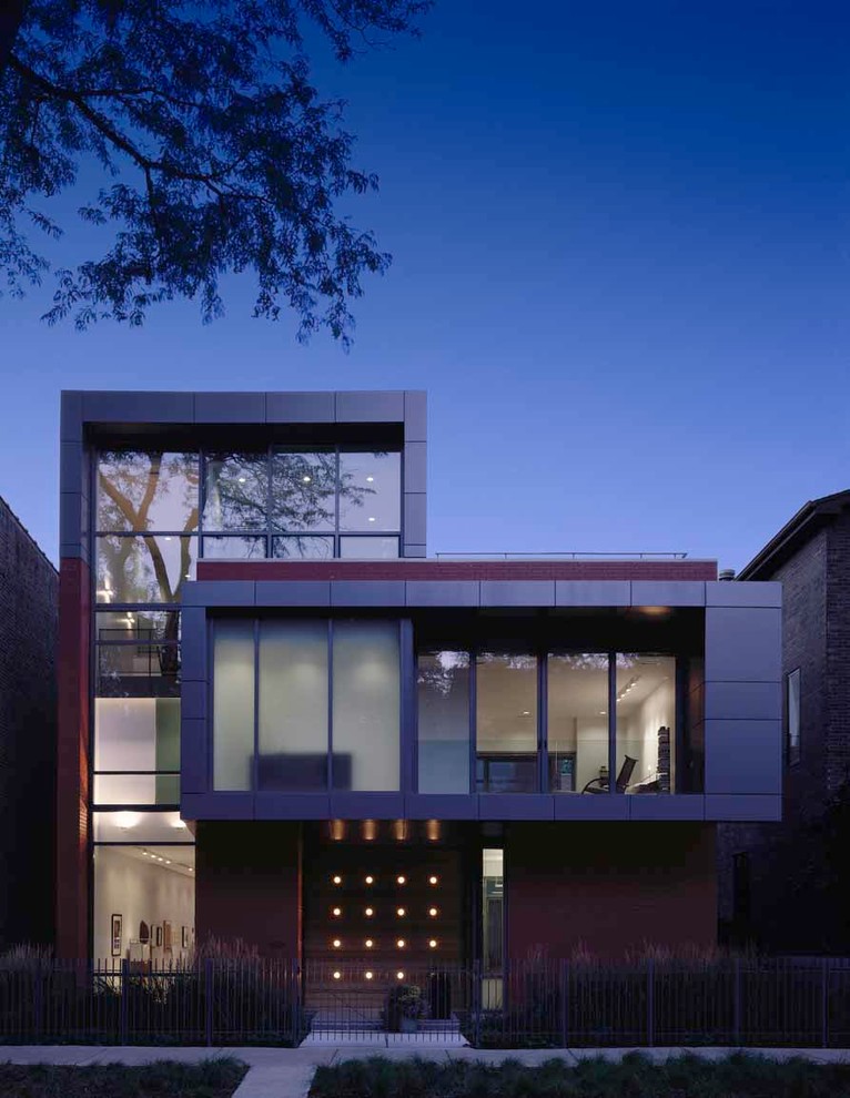 Ispirazione per la facciata di una casa rossa moderna a due piani di medie dimensioni con rivestimento in mattoni