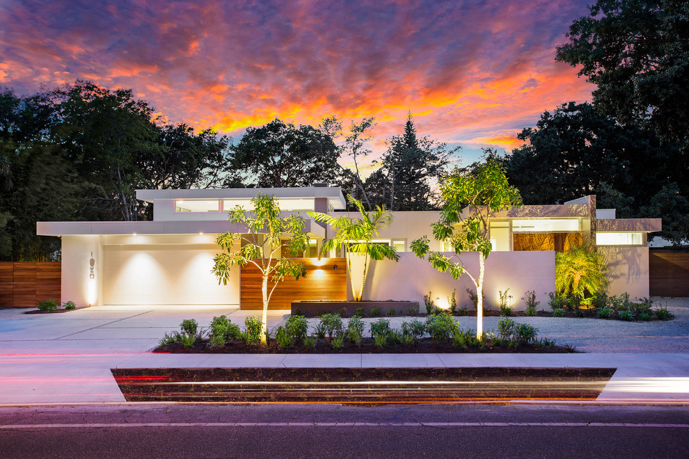 Einstöckiges Haus mit Putzfassade, weißer Fassadenfarbe und Flachdach in Tampa