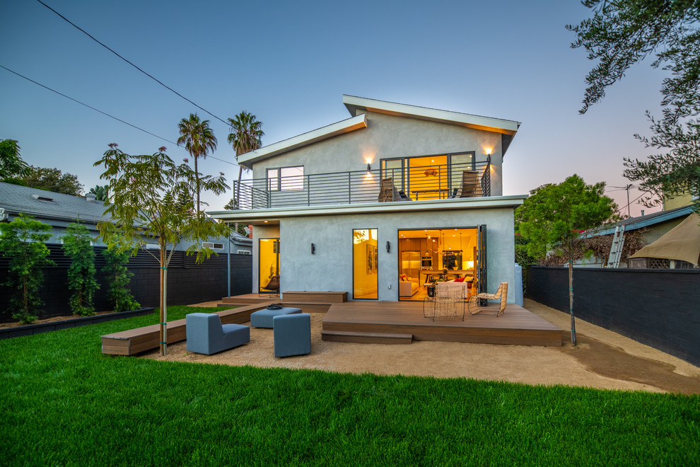 Mittelgroßes, Zweistöckiges Retro Einfamilienhaus mit Putzfassade, grauer Fassadenfarbe, Schindeldach und Satteldach in Los Angeles