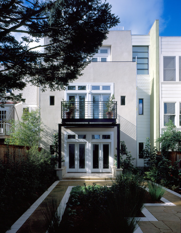 サンフランシスコにあるトランジショナルスタイルのおしゃれな三階建ての家の写真