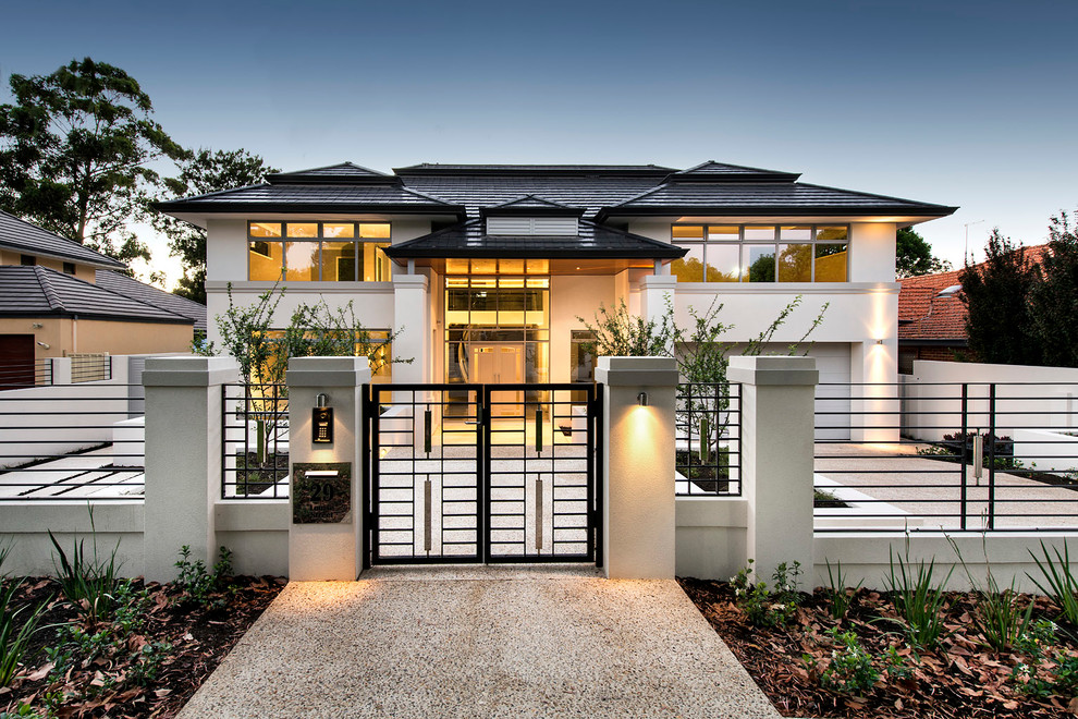 Idée de décoration pour une façade de maison blanche design à un étage.