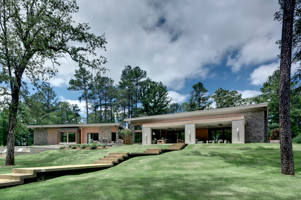 Einstöckiges Modernes Haus mit Mix-Fassade und Flachdach in Dallas
