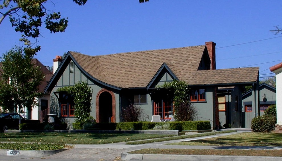 Foto della villa piccola verde american style a un piano con rivestimento in stucco, tetto a capanna, copertura a scandole e tetto marrone
