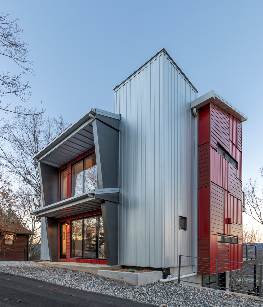 Diseño de fachada de casa multicolor urbana de dos plantas con revestimiento de metal