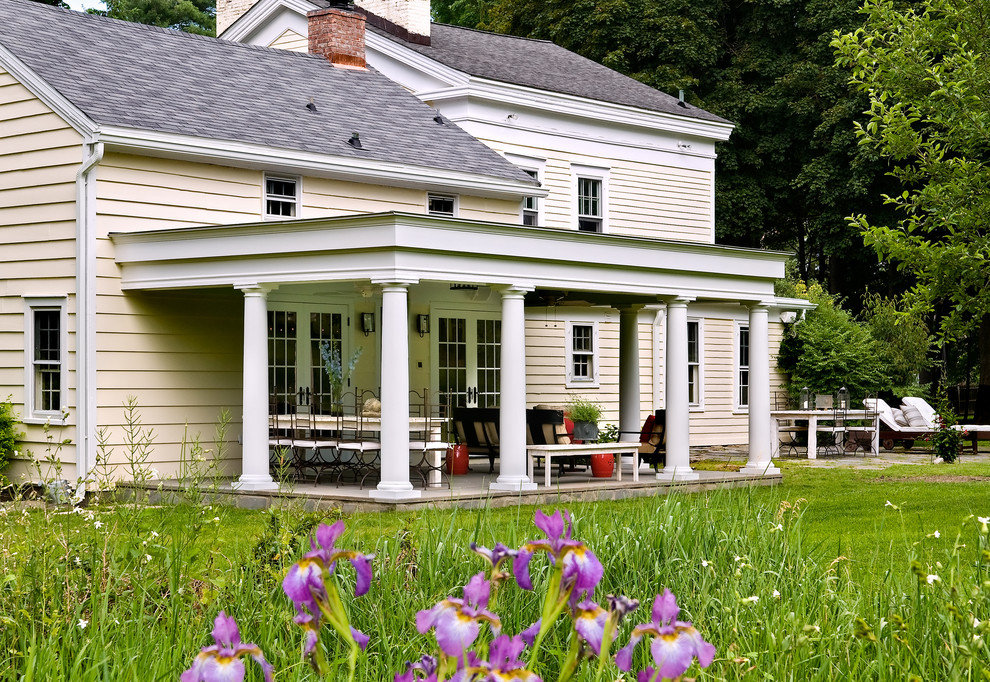 Kleines, Zweistöckiges Landhausstil Haus mit gelber Fassadenfarbe in New York