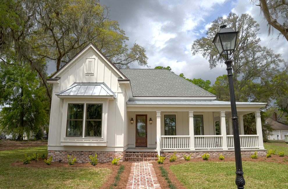 Inspiration pour une façade de maison blanche traditionnelle en panneau de béton fibré de taille moyenne et de plain-pied avec un toit mixte.