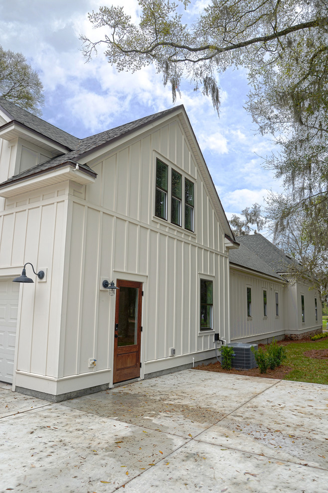 Mittelgroßes, Einstöckiges Klassisches Haus mit Faserzement-Fassade, weißer Fassadenfarbe und Mansardendach in Jacksonville