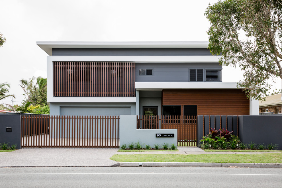 Идея дизайна: двухэтажный, серый частный загородный дом среднего размера в современном стиле с комбинированной облицовкой, плоской крышей и металлической крышей