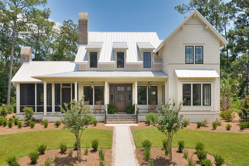 Imagen de fachada de casa blanca campestre de tamaño medio de dos plantas con revestimiento de madera, tejado de metal y tejado a dos aguas