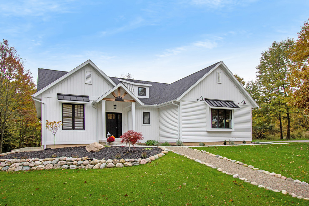 Mittelgroßes, Zweistöckiges Landhaus Einfamilienhaus mit weißer Fassadenfarbe, Satteldach und Schindeldach in Grand Rapids