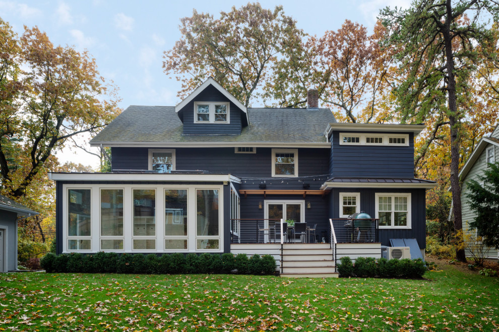 Mittelgroßes, Dreistöckiges Klassisches Einfamilienhaus mit Vinylfassade, blauer Fassadenfarbe, Satteldach und Schindeldach in Boston