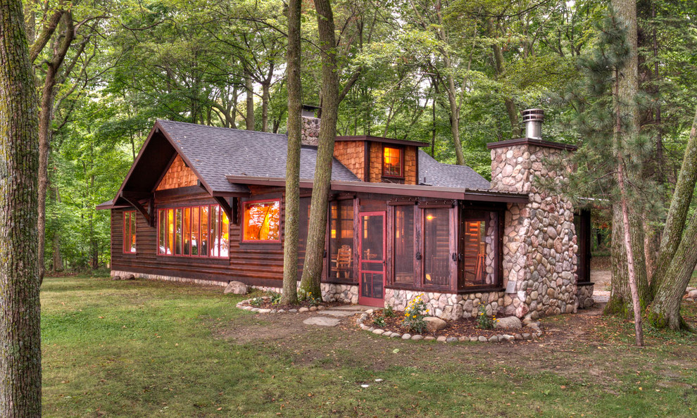 Cette image montre une petite façade de maison marron chalet en bois de plain-pied avec un toit à deux pans.