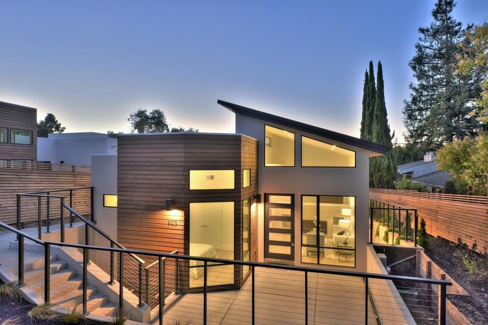 Großes, Zweistöckiges Modernes Haus mit Mix-Fassade, brauner Fassadenfarbe und Walmdach in San Francisco
