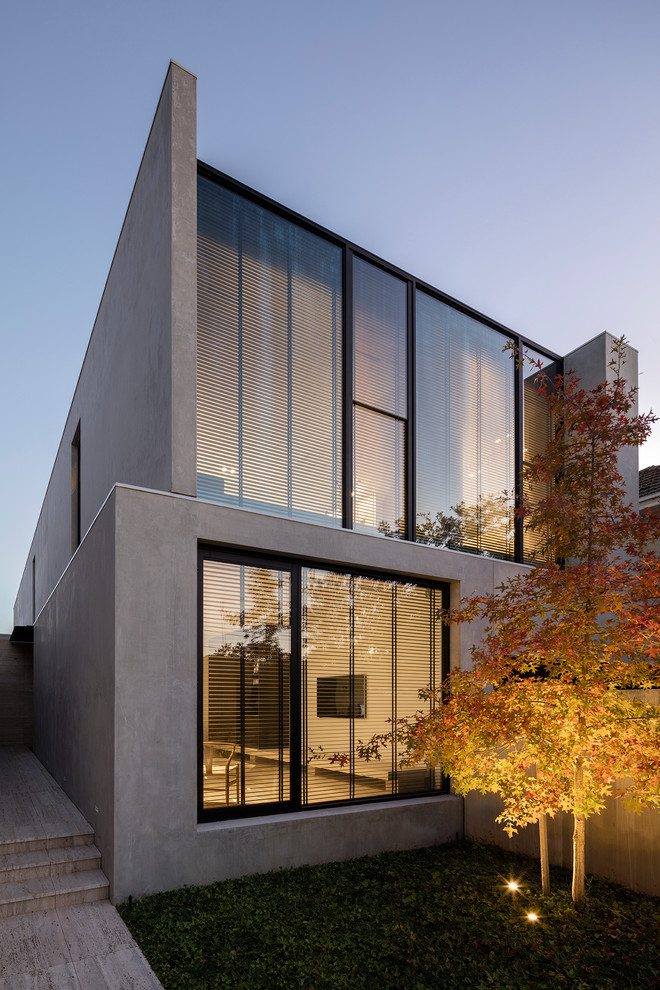 Diseño de fachada gris minimalista grande de dos plantas con revestimiento de hormigón y tejado plano