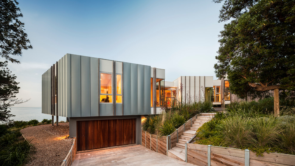 Mittelgroßes, Einstöckiges Modernes Haus mit Metallfassade, Flachdach und grauer Fassadenfarbe in Melbourne