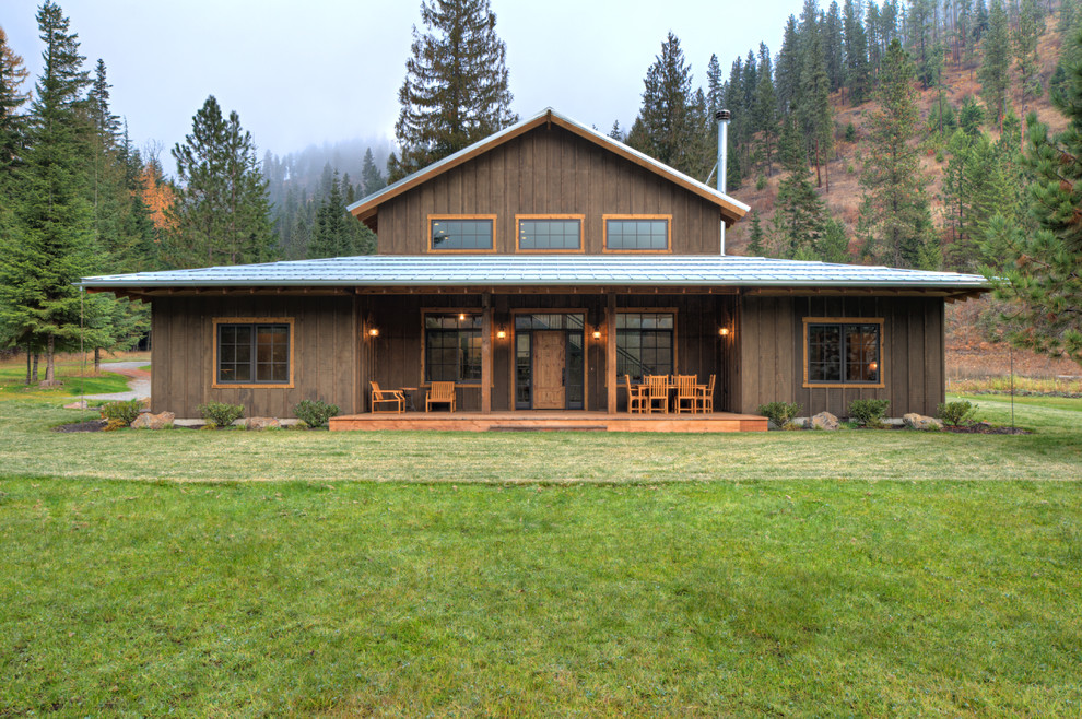 Zweistöckige Urige Holzfassade Haus mit brauner Fassadenfarbe in Seattle
