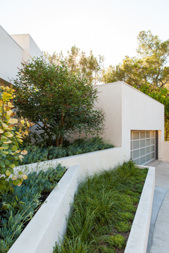 Mid-sized modern white three-story stucco exterior home idea in Los Angeles