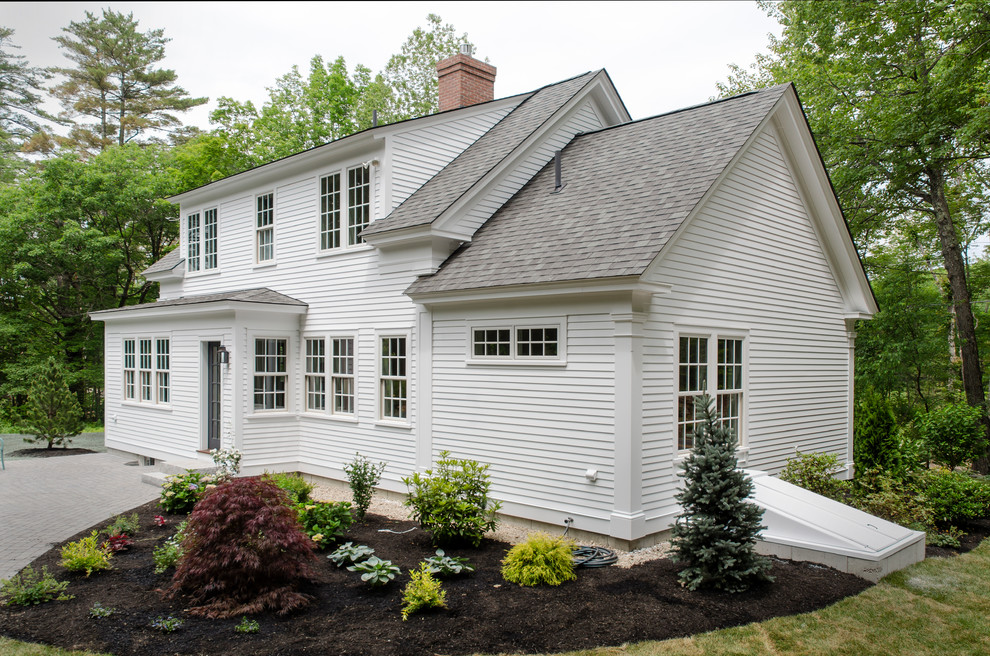 Mittelgroße, Zweistöckige Landhausstil Holzfassade Haus mit weißer Fassadenfarbe und Satteldach in Boston