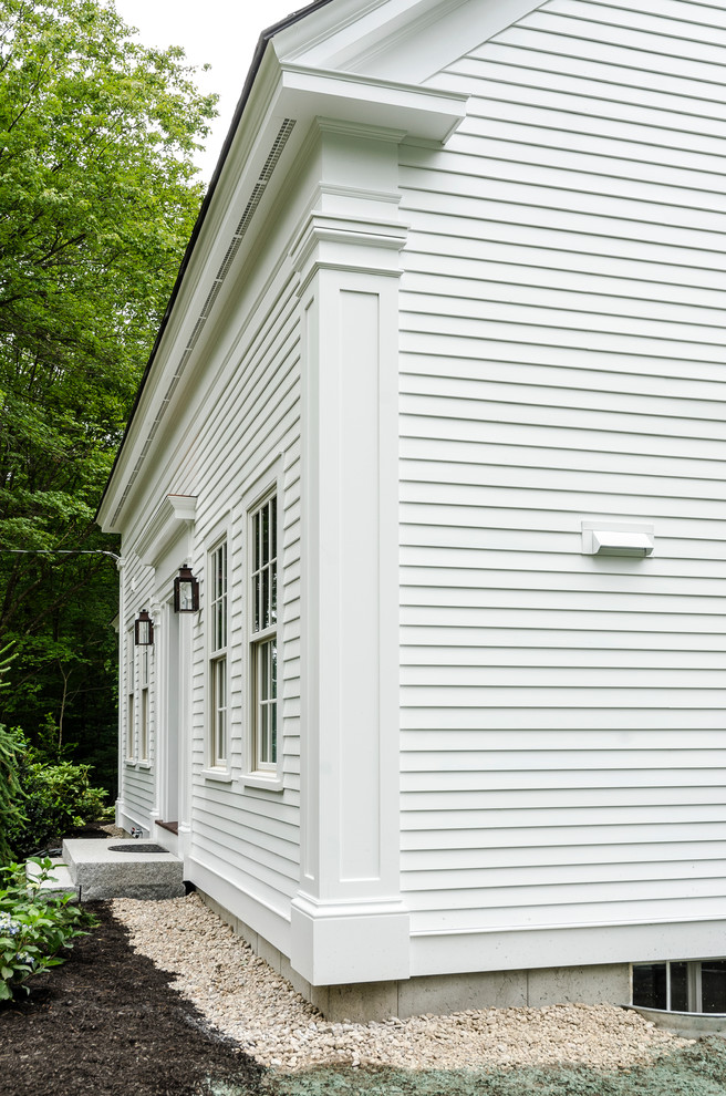 Idee per la facciata di una casa bianca country a due piani di medie dimensioni con rivestimento in legno e tetto a capanna